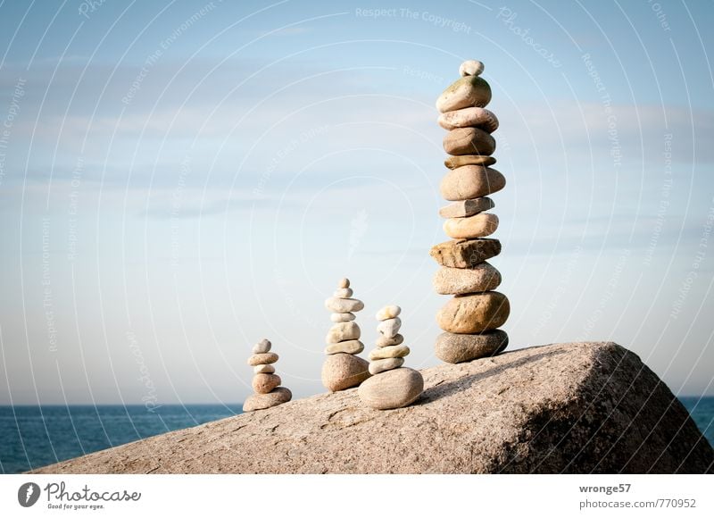 Pfingsttreffen Umwelt Himmel Horizont Sommer Schönes Wetter Küste Strand Ostsee Insel Rügen Ostseeküste Sammlung Stein bauen alt hoch blau braun steinig