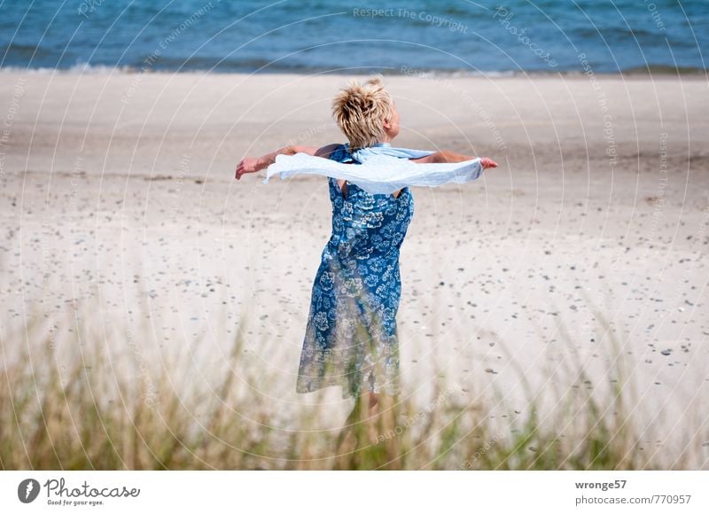 Strandtänzerin I Freude Sommer Wellen Mensch feminin Frau Erwachsene 1 45-60 Jahre Mode Bekleidung Kleid Sommerkleid Halstuch blond kurzhaarig Fröhlichkeit