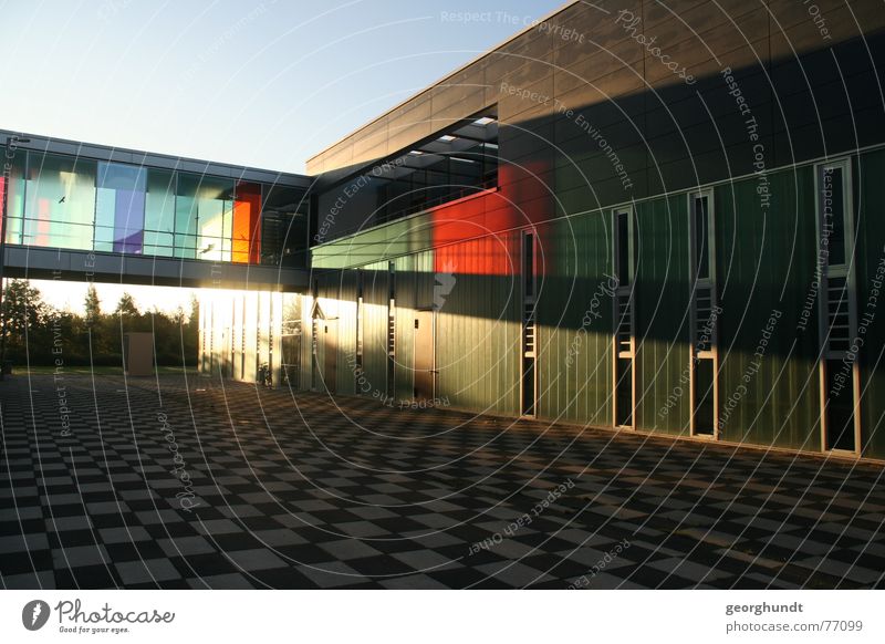 Hochschule Wismar: Fakultät Gestaltung erleuchtet. mehrfarbig Licht Schatten Lichterscheinung Sonnenstrahlen Design schön Haus Brücke Fenster Beton Glas modern