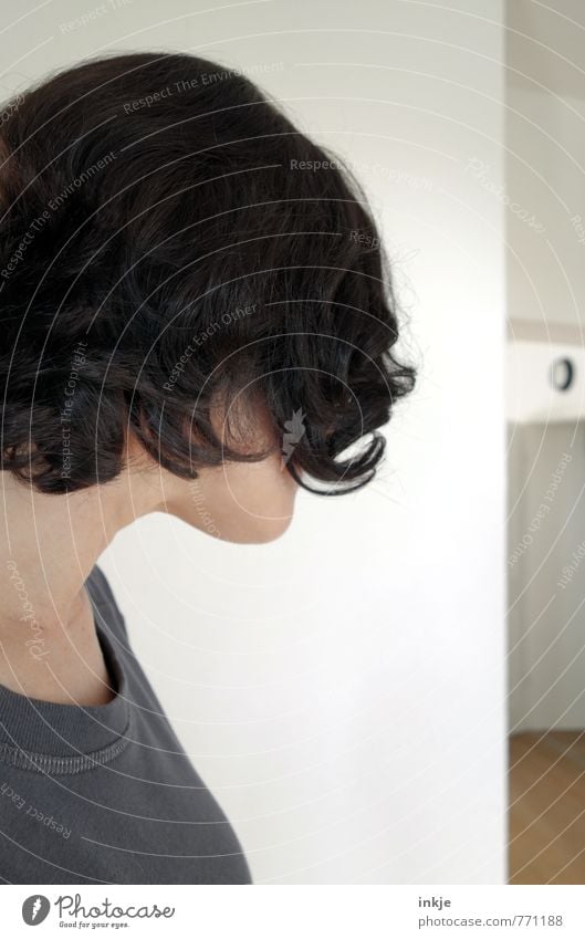 Vorher Lifestyle Haare & Frisuren Freizeit & Hobby Häusliches Leben Raum Ecke Frau Erwachsene 1 Mensch 30-45 Jahre Mauer Wand schwarzhaarig brünett langhaarig