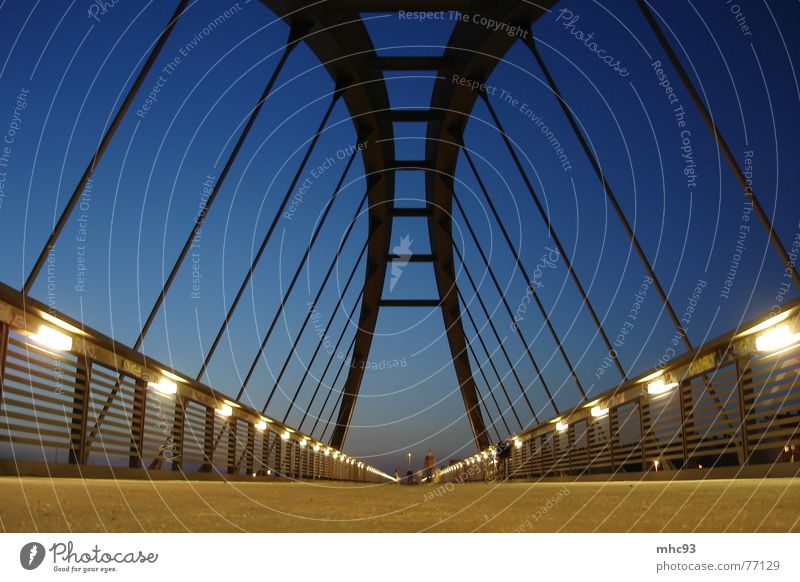 on the way home Abenddämmerung Geometrie Prenzlauer Berg Nacht Sommer Brücke Berlin Wege & Pfade blau Himmel