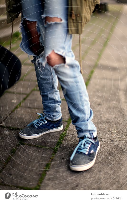 dans la rue Lifestyle Körperpflege Jugendliche Beine Jugendkultur Punk Bekleidung Hose Stoff stehen wandern warten einzigartig trashig Laster Tapferkeit