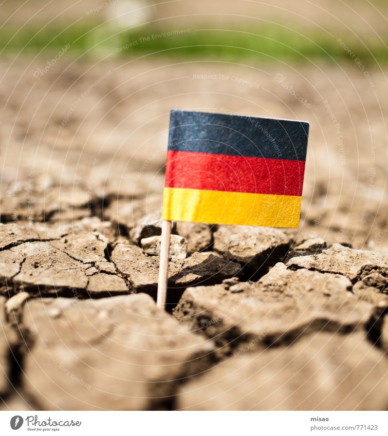 Trockenperiode Safari Tag der Deutschen Einheit Natur Erde Sonne Schönes Wetter Feld Steppe Dürre Fahne Deutsche Flagge hocken dehydrieren bedrohlich