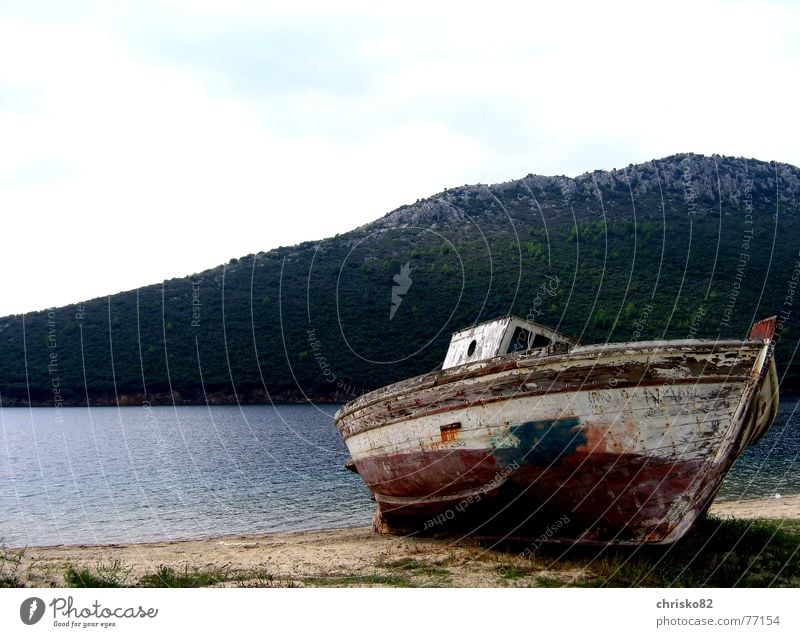 Trockenübungen! Wasserfahrzeug Strand Meer Holz Fischerboot Bootslack Strandgut gestrandet Treibholz Schiffswrack Sand Bucht Hafen Lack