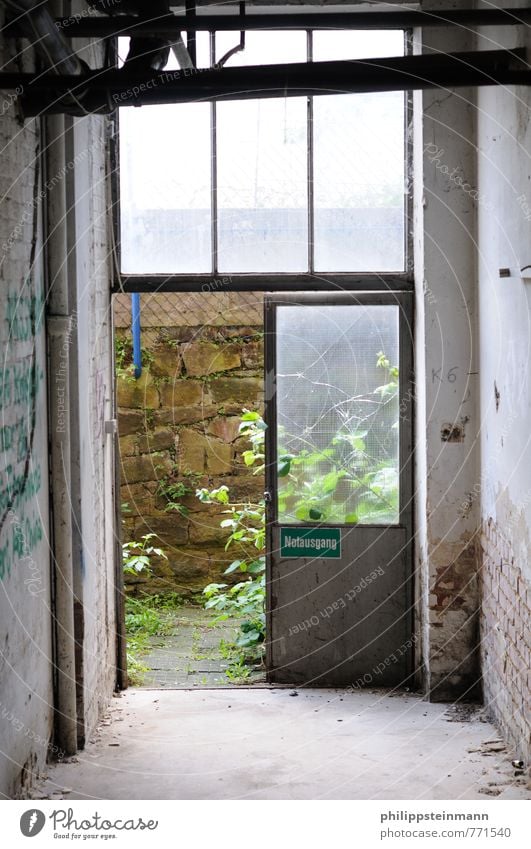 ESKAPEEE Industrieanlage Fabrik Gebäude Tür Notausgang Denkmal Alte Fabrik Salzmann alt grau weiß Verfall Unbewohnt Farbfoto Menschenleer Starke Tiefenschärfe