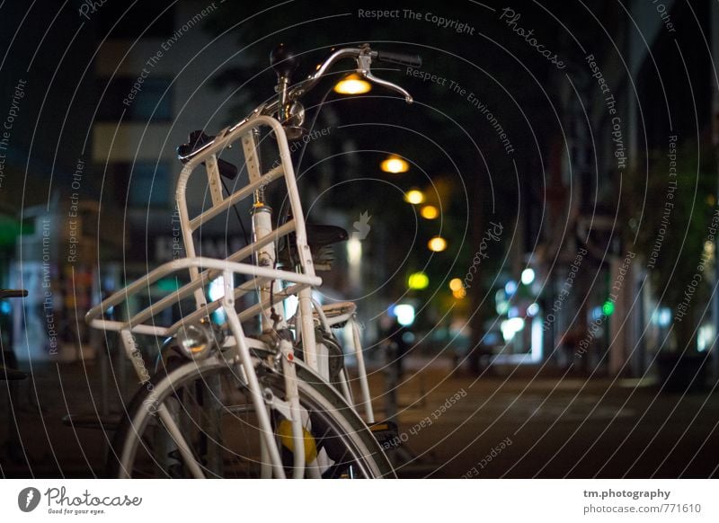 weißes Stadt-Lastenfahrrad Fahrrad Stadtzentrum Menschenleer Verkehrsmittel Güterverkehr & Logistik mehrfarbig Farbfoto Außenaufnahme Nahaufnahme Nacht