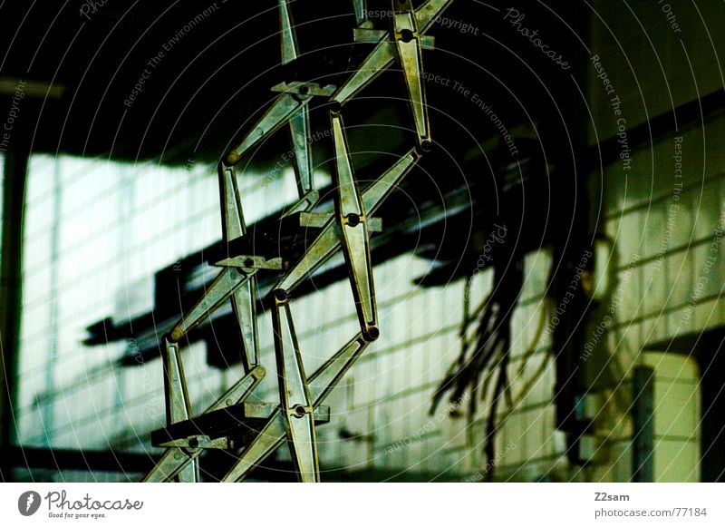 fällt nix ein Dach Dachgeschoss Bauwerk Demontage wegfahren grün gelb Physik dreckig old ladder Leiter Treppe Dachboden Fliesen u. Kacheln alt Kabel Metall