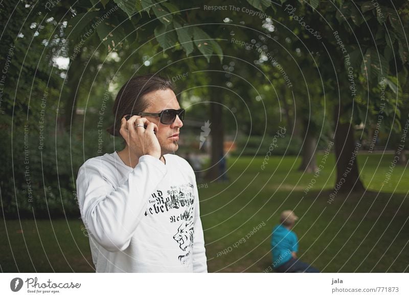 anruf Handy PDA Mensch maskulin Junge Mann Erwachsene Vater 2 30-45 Jahre Natur Pflanze Baum Gras Park Sonnenbrille brünett langhaarig Zopf stehen