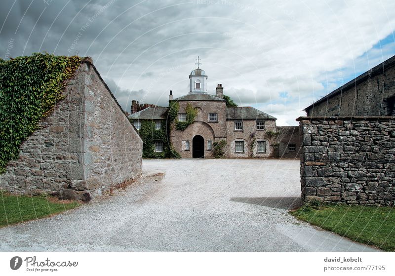 Schlosshof Schottland Mauer Vorhof Turm Efeu Einfahrt Wolken Tür reich Eingang Autobahnauffahrt Stimmung Reichtum zentral bewachsen Mauerpflanze historisch