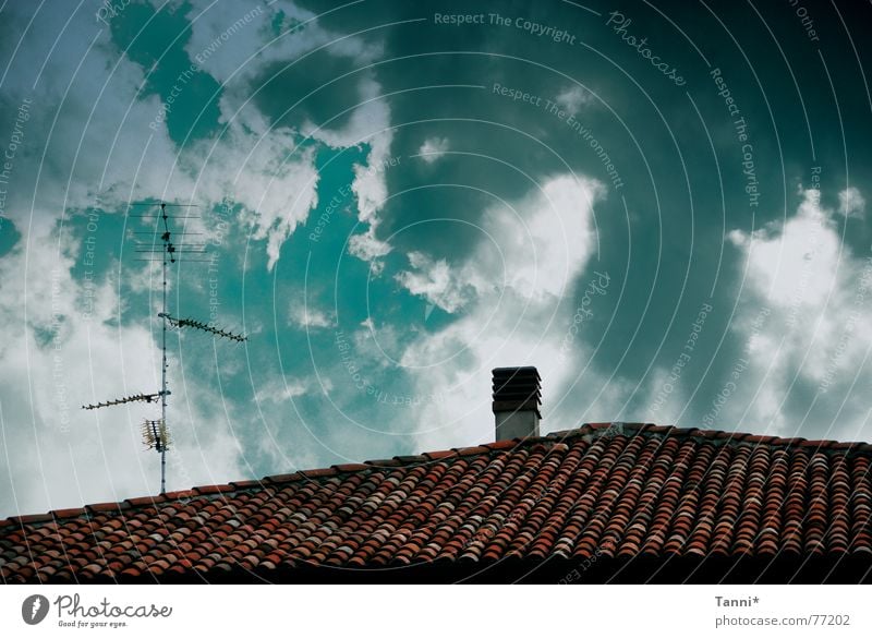 cielo Wolken Dach Antenne grün rot Ziegeldach Dachziegel Funktechnik schlechtes Wetter Himmel Schornstein Digitalfotografie Wolkenformation Wolkenhimmel