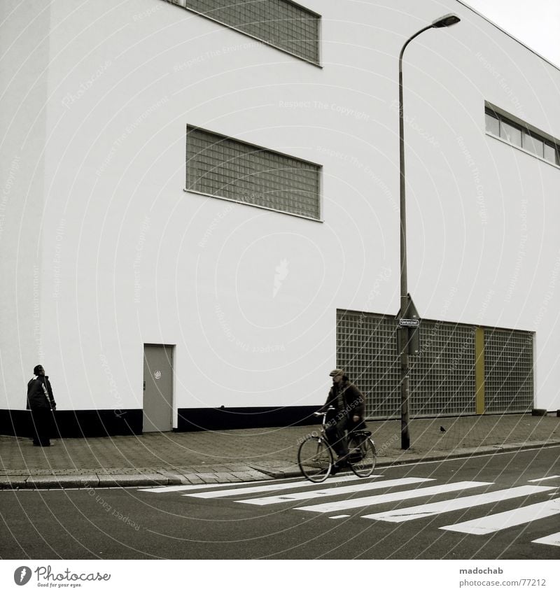 BIKESPOTTING Zebrastreifen Mann maskulin Mensch Asphalt Haus Gebäude Fenster Laterne Lampe Regel Stil einfach Geisterstadt leer Einsamkeit Fahrrad Mobilität