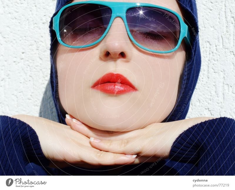 Sunglases everywhere XVII Lippen Lippenstift Licht Stil Reihe Frau Porträt glänzend Kosmetik Sonnenbrille gestikulieren Hand aufstützen genießen Erholung