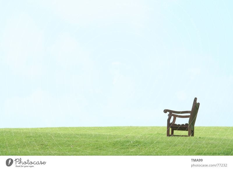 Pause in England Holzbank ruhig grün Gras Bank Blauer Himmel blau Erholung Frieden grünes gras Rasen grüner rasen warten Aussicht