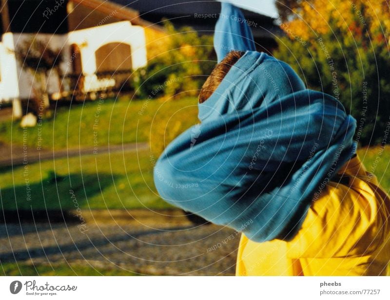 warm anziehn... Pullover Mann T-Shirt gelb Wiese Aktion Nachbarhaus Haus Baum Sträucher Kopf Haare & Frisuren blau Morgen Schatten Stein Bewegung Natur