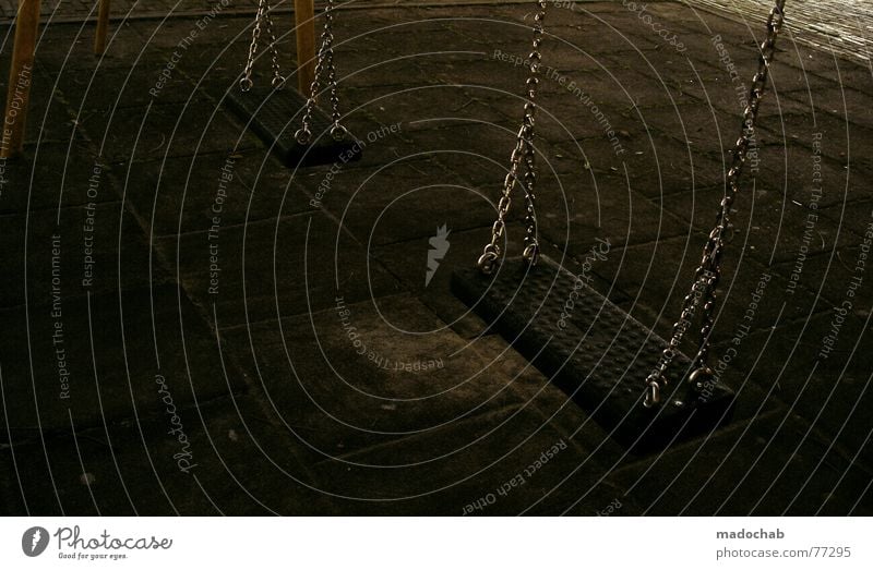 KINDER SPIEL PLATZ Spielplatz Spielen Laune Schwung Geschwindigkeit Luft umgänglich Zusammensein Schaukel Swing dunkel gefährlich Nacht gruselig Angst Panik