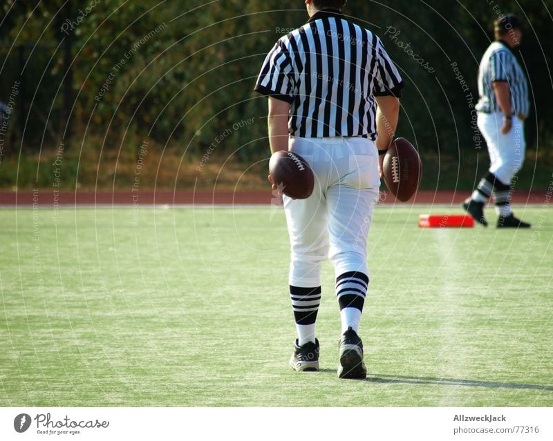 ShirtindieHosestecker American Football Sportmannschaft Mann Schweiß Beule Leder Spielfeld Gras Auswechseln Eierlauf Schiedsrichter Gesäß football männersport