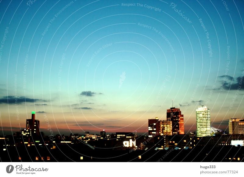 Ausblick auf den Potsdamer Platz 3 Haus Osten Bauwerk Dämmerung Gebäude Spiegel weiß Stadt Querformat Horizont Panorama (Aussicht) schimmern Sommer Nacht