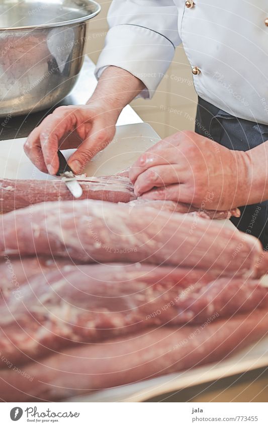 filet Lebensmittel Fleisch Schweinefilet Ernährung Schalen & Schüsseln Messer Schneidebrett Arbeit & Erwerbstätigkeit Beruf Koch Küche Gastronomie maskulin Hand