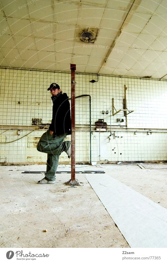 in the old factory Fabrik kalt steril dreckig baufällig Demontage Zerreißen Stab Elektrisches Gerät rot gelb vergilbt grün Mensch Stil Lifestyle lässig