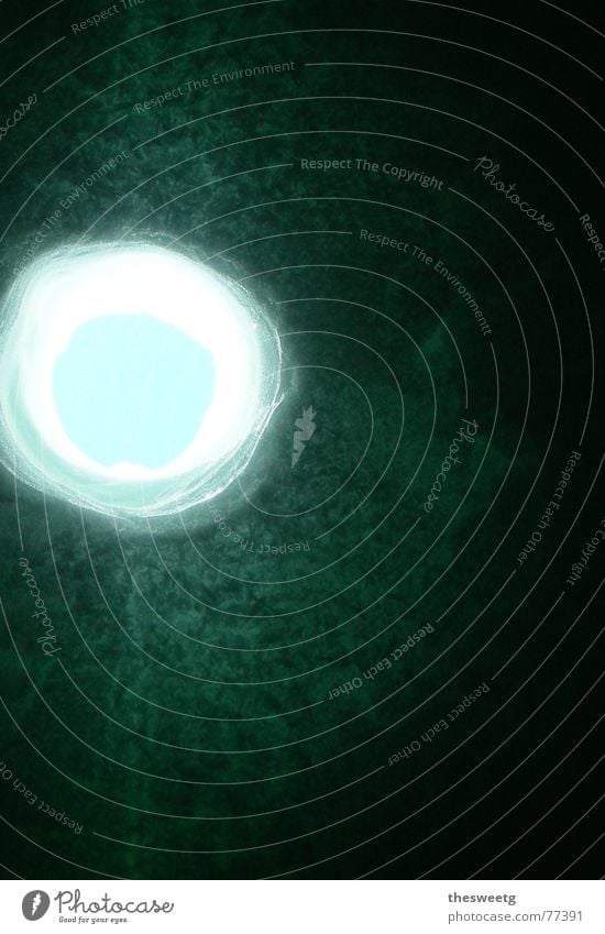 Loch im Eis Öffnung Durchgang Fenster Höhle Luke leer Tor Portal Zugang Ausweg Chance Erwartung Hoffnungsfunke Hoffnungsstrahl möglich Optimismus Silberstreif