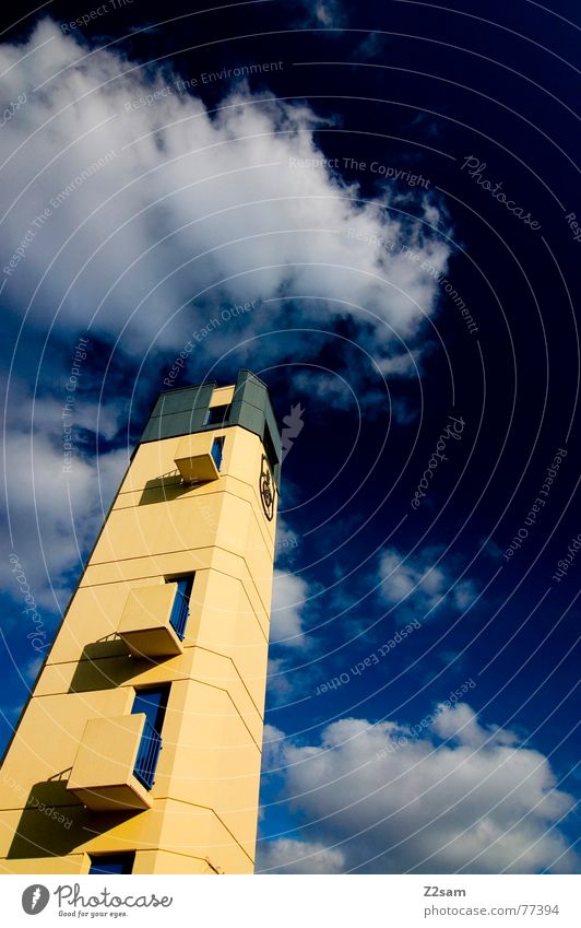 feuerwehrturm Gebäude bedrohlich Bauwerk Balkon Fenster gelb klein Himmel blau Quadrat links Feuerwehr Turm hoch Baustelle aufwärts oben big sky blue woken