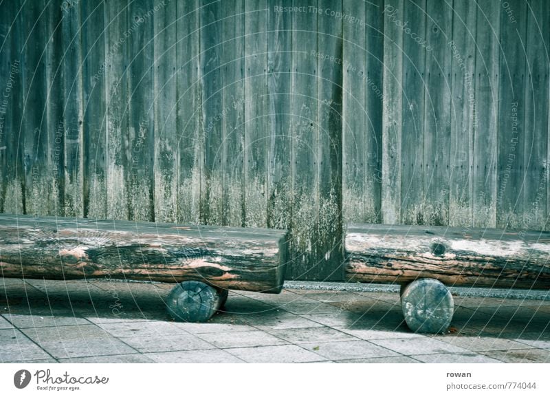 sitzgelegenheit Mauer Wand alt verwittert Holzbrett Holzfassade Holzhütte Schimmelpilze Moos Holzbank Bank Pause feucht Farbfoto Gedeckte Farben Außenaufnahme