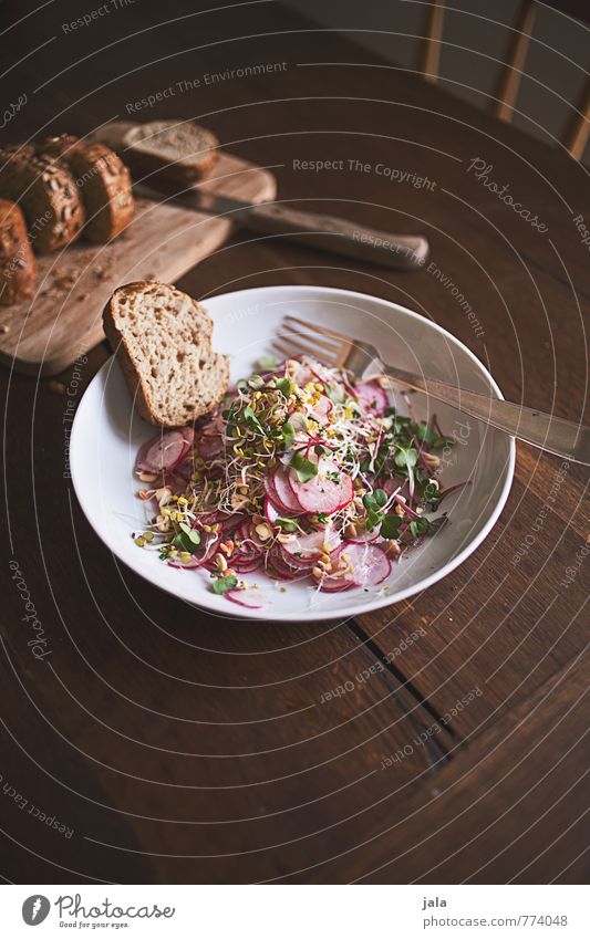 radieschensalat Lebensmittel Gemüse Salat Salatbeilage Brötchen Radieschen Sprossen Trieb Teller Besteck Messer Gabel Schneidebrett Gesunde Ernährung frisch