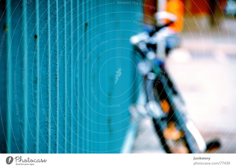 Fahrrad im Blauen Stahl Eisen Stab Unschärfe Herbst blau Geländer messe nord Rost