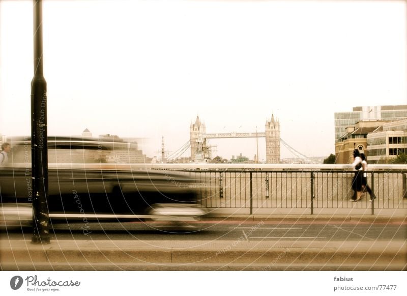 london London England Stadt Hauptstadt Stadtzentrum Brücke Bauwerk Gebäude Architektur Sehenswürdigkeit Wahrzeichen Denkmal Tower Bridge Straße Taxi Bewegung