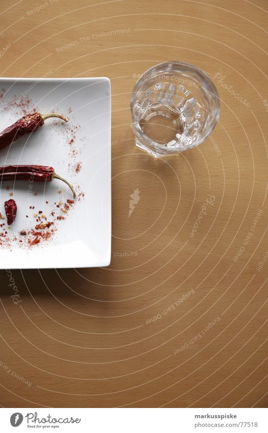 nicht vergessen...unbedingt nachspülen Tisch Buche Teller weiß rot Kräuter & Gewürze Scharfer Geschmack Schote Peperoni getrocknet feurig Wasser Glas Natur