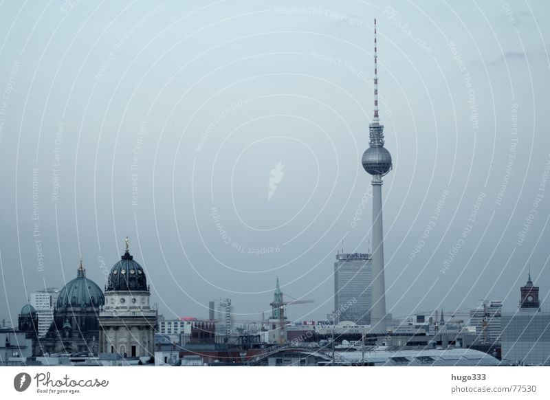 Berlin Alexanderplatz 5 Haus Osten Bauwerk Dämmerung Gebäude Spiegel weiß Stadt Querformat Horizont Deutscher Dom Kuppeldach grau verwaschen schimmern Aussicht