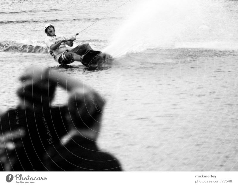 wakeboarden Aktion Wakesurfing Wasserspritzer Fahrstuhl water Schwarzweißfoto Perspektive