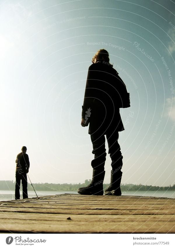 Gullivers Reisen groß klein Steg Mann Frau Koloss winzig stehen Freizeit & Hobby Herbst ruhig Holz Stiefel Wasser emanzipation Täuschung herabschauen Silhouette