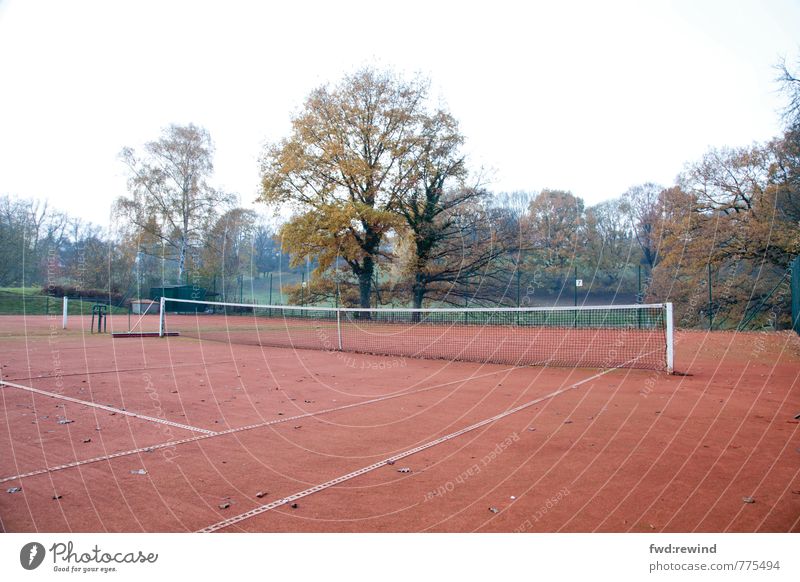 Tristes Tennis Sport Ballsport Sportveranstaltung Tennisnetz Tennisplatz Sportstätten Herbst schlechtes Wetter Blick warten Gefühle Stimmung geduldig ruhig