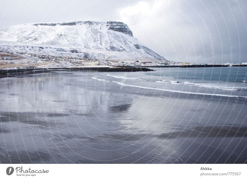 winterbeach Klimawandel Schnee Berge u. Gebirge Wellen Küste Strand Bucht Fjord Fischerdorf exotisch fantastisch Ferne Flüssigkeit glänzend kalt ruhig