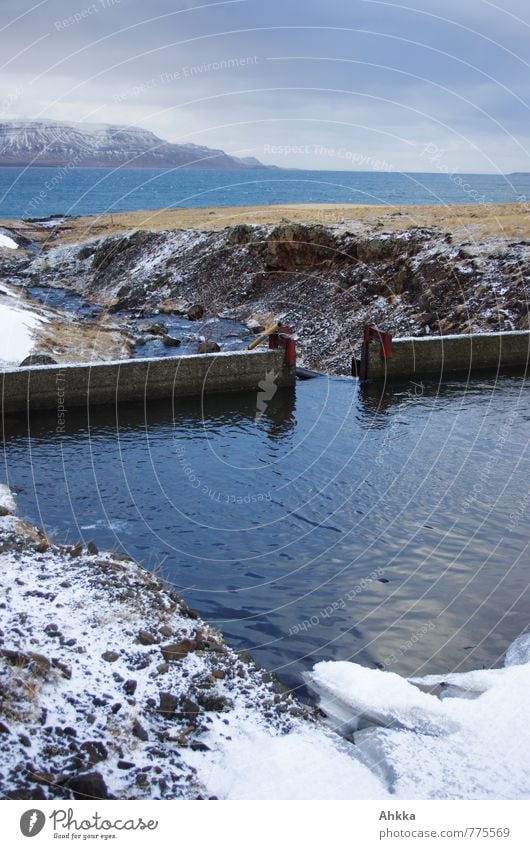 Wasser mit Perspektive Wolken Horizont schlechtes Wetter Schnee Berge u. Gebirge Schneebedeckte Gipfel Wellen Küste Meer Teich Bach Wege & Pfade kalt wild blau