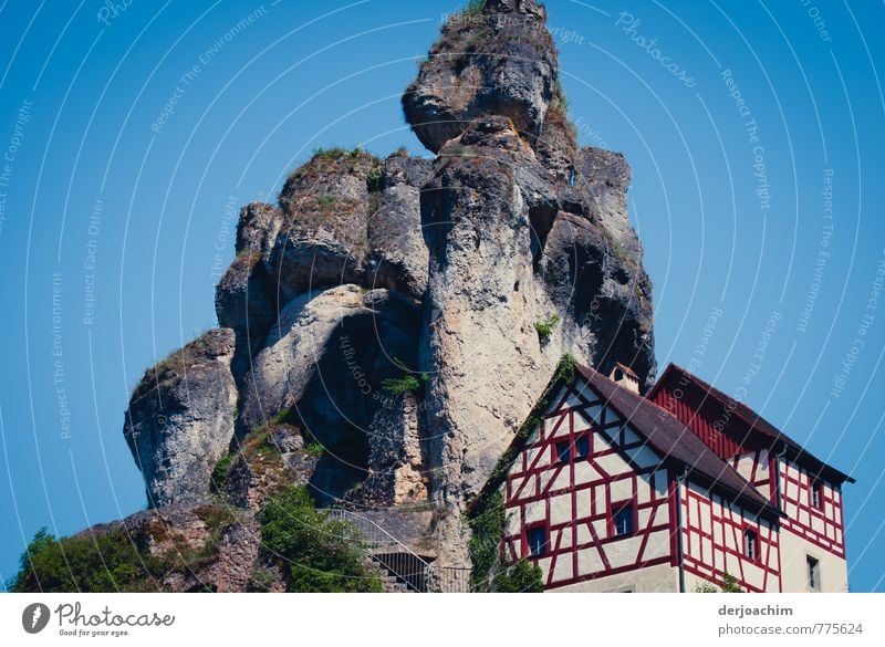 Schöner Wohnen !, Blauer Himmel und Fachwerkhäuser auf dem Felsen in Tüchersfeld- Püttlachtal Freizeit & Hobby Ausflug wandern Traumhaus Natur Sommer