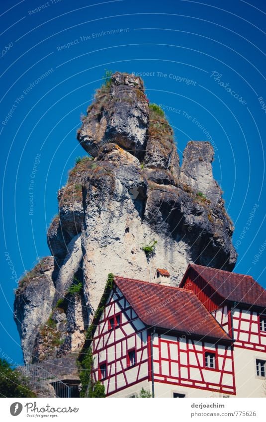 Blauer Himmel, Fachwerkhäuser am Berg, Markante Felstürme in Tüchersfeld / Püttlachtal - Franken / Bayern ruhig Freizeit & Hobby Ferien & Urlaub & Reisen