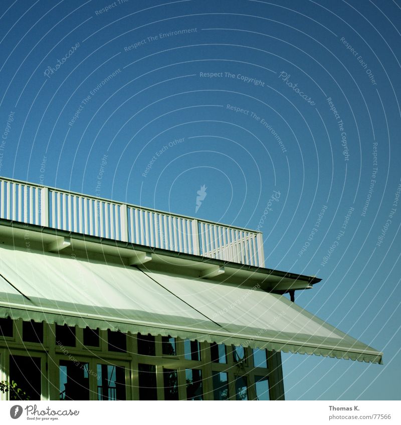 Roof Top Haus Fenster Balkon Dach Terrasse Rollo blind Himmel Nil Club Jalousie Holzmehl Geländer sky balcony window windows blue blau terrace roof garden sun