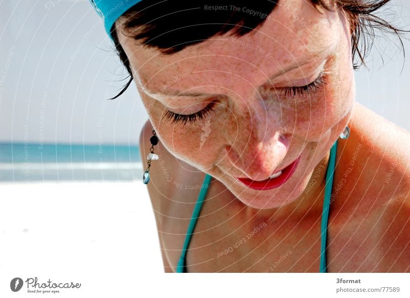 ohrring Porträt Kopftuch Bikini Frau Meer Strand türkis Rügen Ferien & Urlaub & Reisen vertraut Physik ruhig Wimpern Rascheln Horizont Sommersprossen Junge Frau