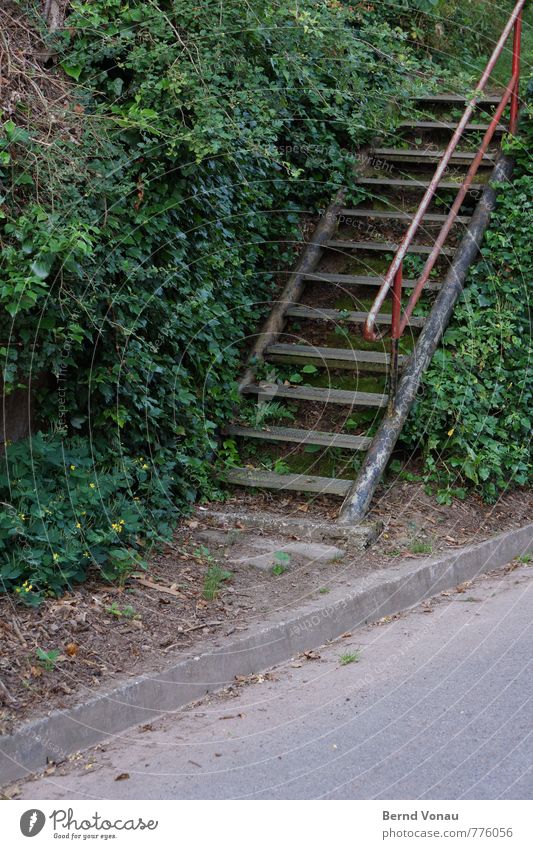 dritte treppe links Dorf Mauer Wand Treppe Straße Wege & Pfade alt einfach trist Stahl Stahlkonstruktion Treppengeländer Eisenrohr verwildert ungepflegt hoch