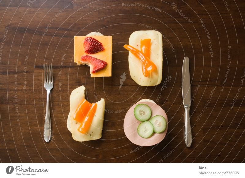 Dinner for One Lebensmittel Wurstwaren Käse Brötchen Paprika Gurke Erdbeeren Ernährung Frühstück Abendessen Festessen Fingerfood Messer Gabel Tisch lecker