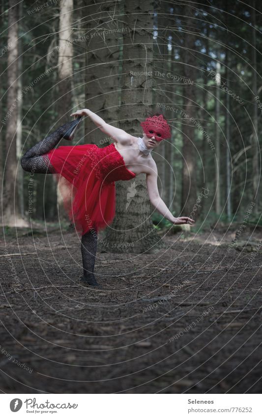 . Karneval Mensch feminin Frau Erwachsene 1 Umwelt Natur Baum Wald Kleid Maske Tanzen Außenaufnahme Ganzkörperaufnahme Vorderansicht