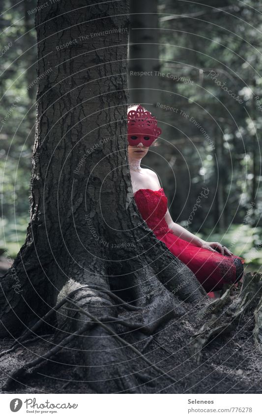 rot Karneval Mensch feminin Frau Erwachsene 1 Umwelt Natur Pflanze Baum Wald Kleid Maske verdeckt verstecken Wurzelholz Farbfoto Außenaufnahme Tag Oberkörper