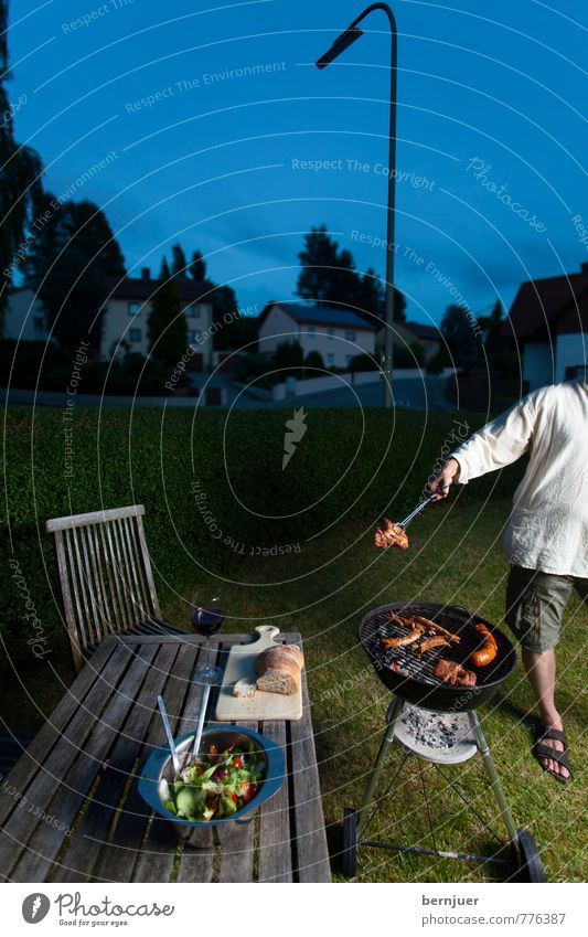 Late Grilling Lebensmittel Fleisch Wurstwaren Salat Salatbeilage Brot Abendessen Mensch maskulin Arme 1 30-45 Jahre Erwachsene dunkel Billig gut blau