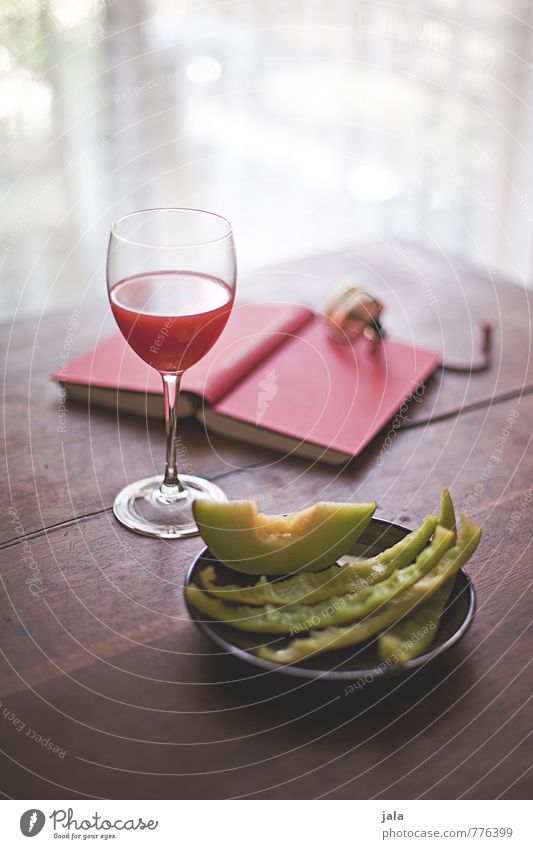 melone Lebensmittel Frucht Melonen Ernährung Picknick Fingerfood Getränk Erfrischungsgetränk Saft Teller Glas Wohnung Innenarchitektur Tisch Holztisch Vorhang