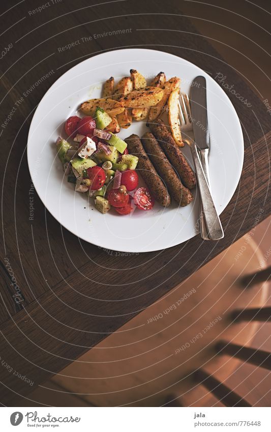 sommerküche Lebensmittel Gemüse saitanwürste tofuwürste grillteller Kartoffeln Tomate Salatgurke Ernährung Mittagessen Bioprodukte Vegetarische Ernährung Teller