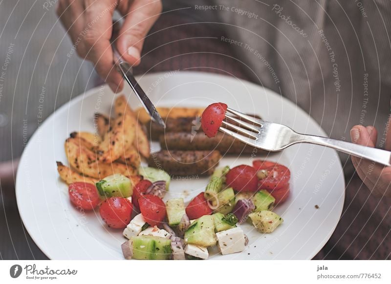 sommerküche Lebensmittel Gemüse Salat Salatbeilage tofuwürste Tofu saitan Schafskäse Tomate Gurke kartoffelschnitten Ernährung Mittagessen Abendessen