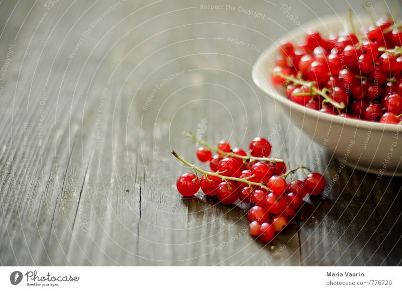 Johannis aus dem Garten Lebensmittel Frucht Ernährung Vegetarische Ernährung Schalen & Schüsseln Nutzpflanze Holz frisch Gesundheit natürlich saftig süß rot