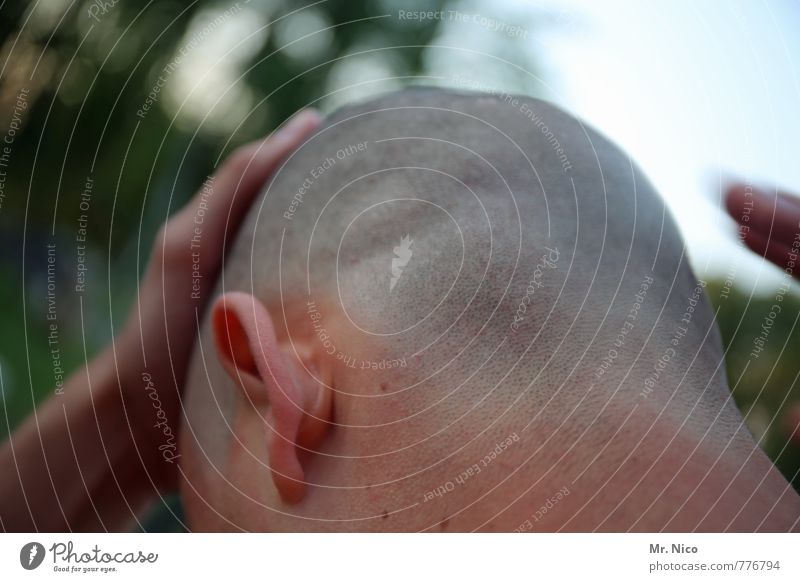 cut-haar-strophal maskulin Mann Erwachsene Haut Kopf Ohr Hand Glatze berühren trendy Schmerz nachdenklich rasiert kahl Skinhead Denken Gefühle Wut Enttäuschung